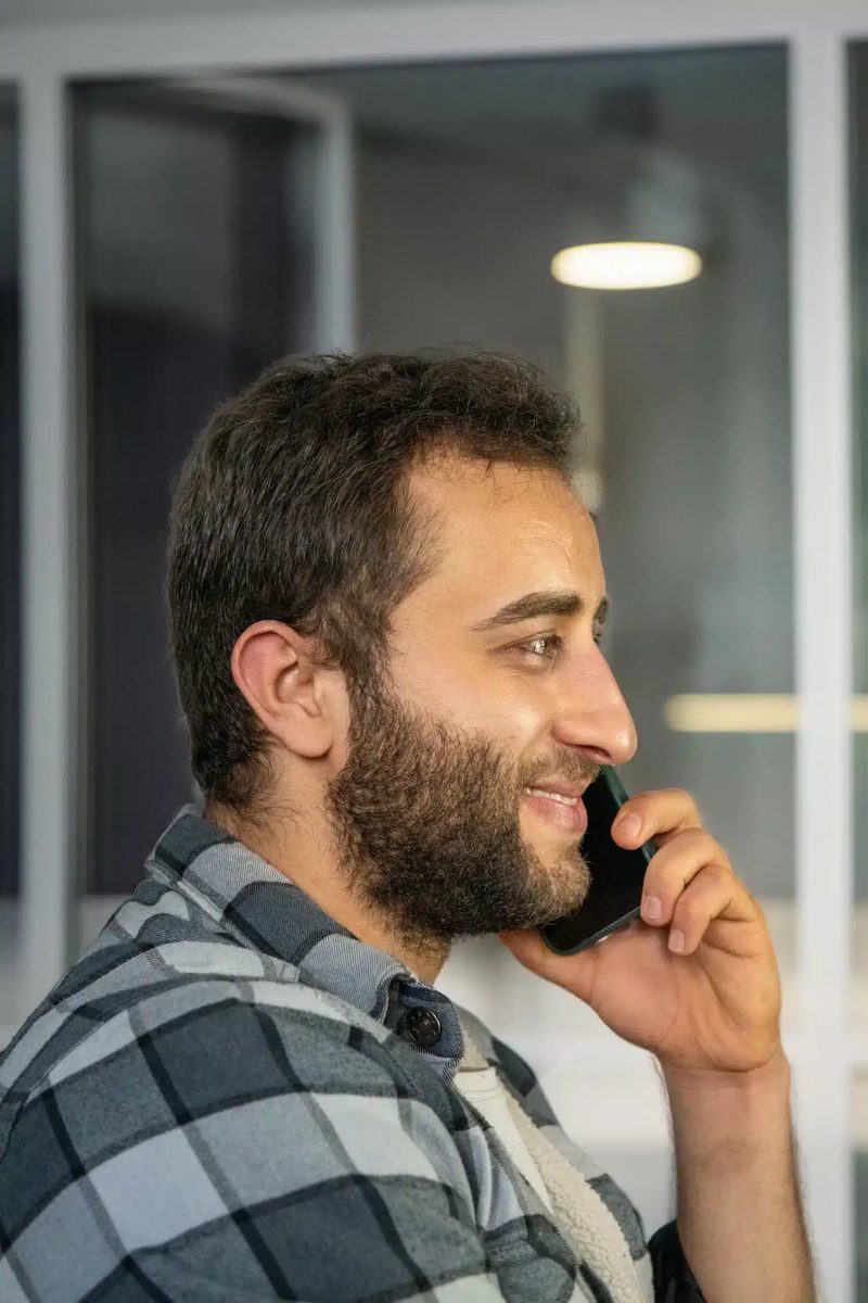 Ibrahim Baidoun, Personaldisponent der Sedona GmbH, am Telefon