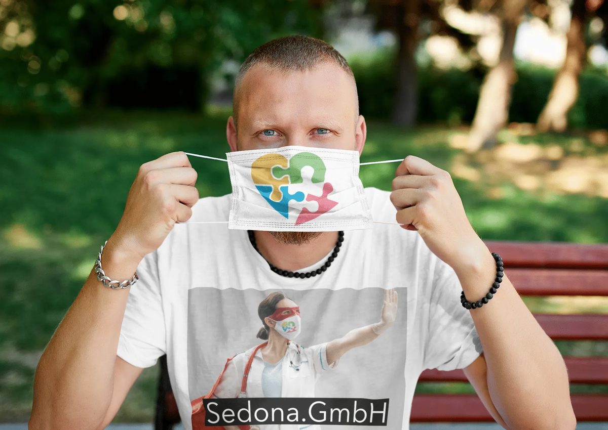 Pflegekraft mit Sedona-Maske im Park – Symbolbild